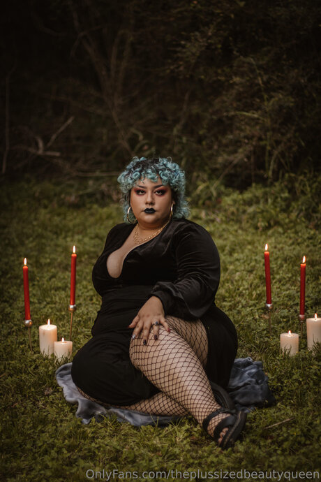 Naakte gelekte OnlyFans-foto van Theplussizedbeautyqueen