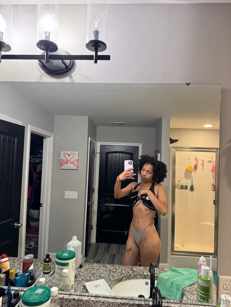Naakte gelekte OnlyFans-foto van Luh Liyahh
