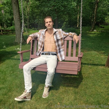 Naakte gelekte OnlyFans-foto van Kjpeace Free