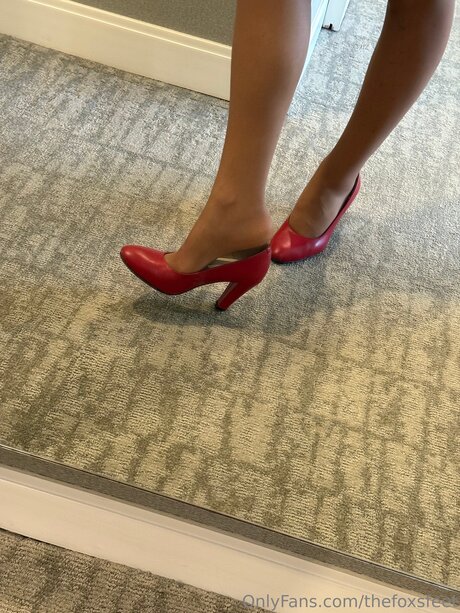 Naakte gelekte OnlyFans-foto van Thefoxsfeet