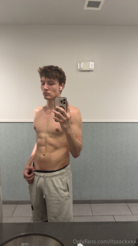 Naakte gelekte OnlyFans-foto van Itszackxxx