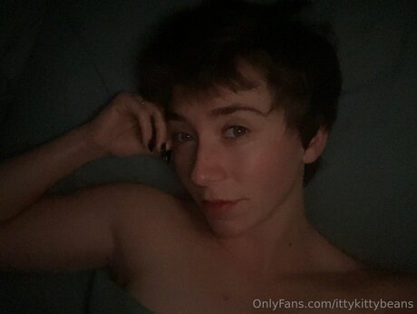 Naakte gelekte OnlyFans-foto van Ittykittybeans
