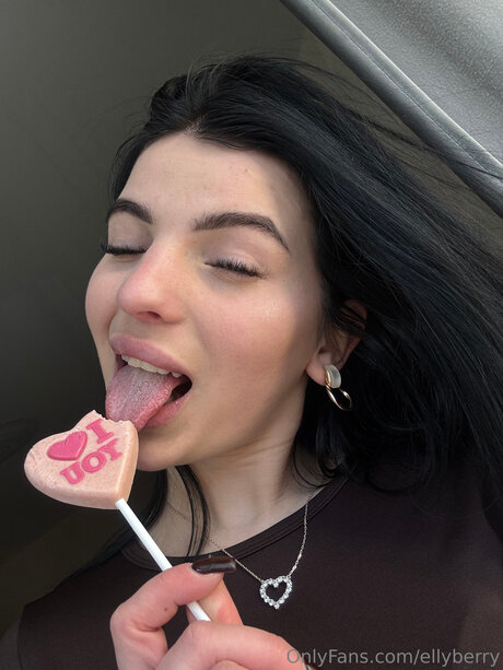 Naakte gelekte OnlyFans-foto van Ellyberry