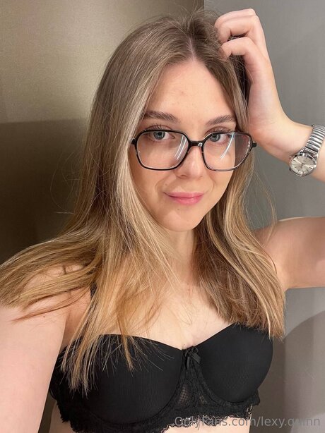 Naakte gelekte OnlyFans-foto van Baby Elisa