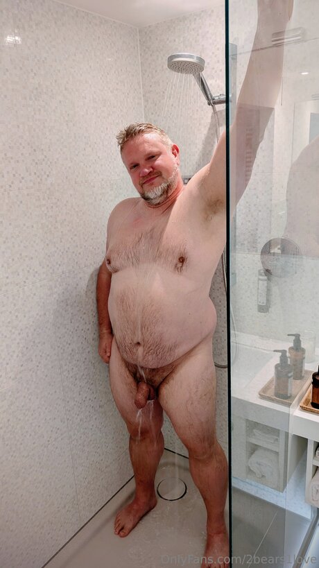 Naakte gelekte OnlyFans-foto van 2bears1love