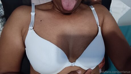 Naakte gelekte OnlyFans-foto van Perlanue