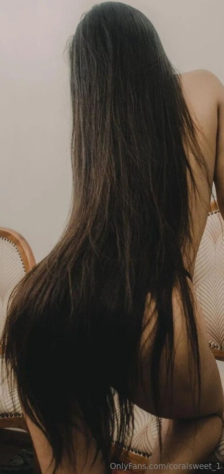 Naakte gelekte OnlyFans-foto van Coralsweet 1
