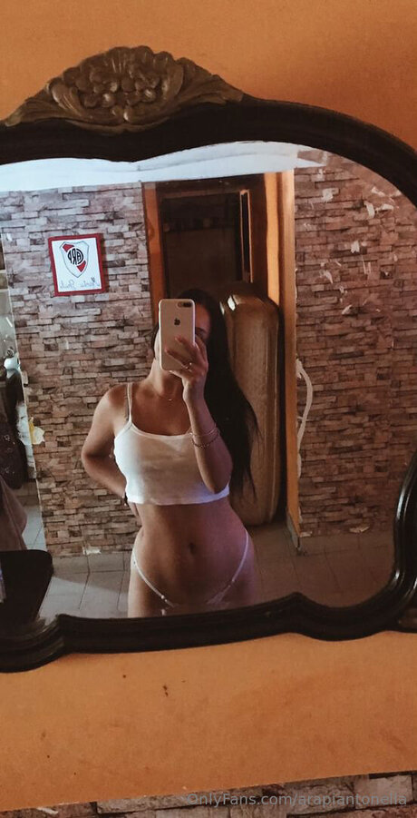 Naakte gelekte OnlyFans-foto van Arapiantonella