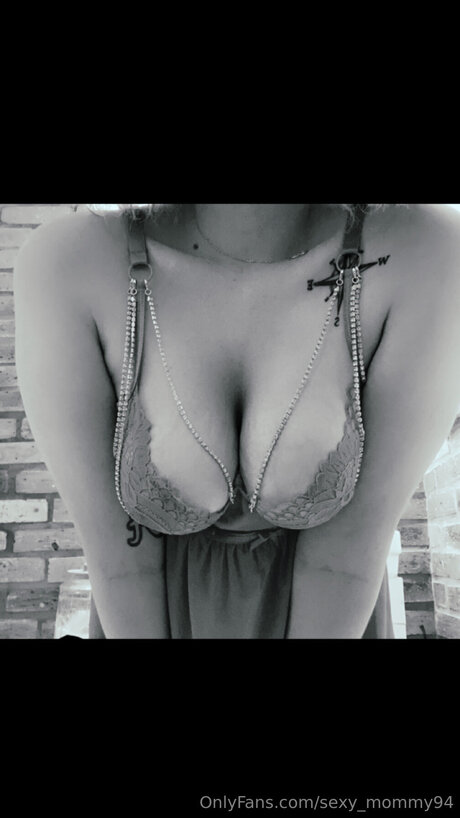 Naakte gelekte OnlyFans-foto van Sexy Mommy94