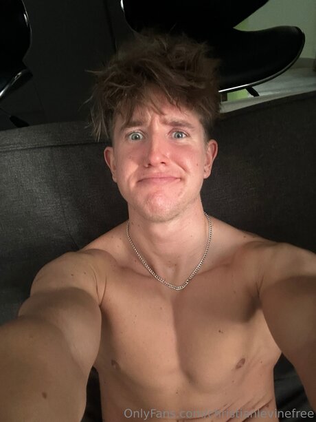 Naakte gelekte OnlyFans-foto van Christianlevine Straight