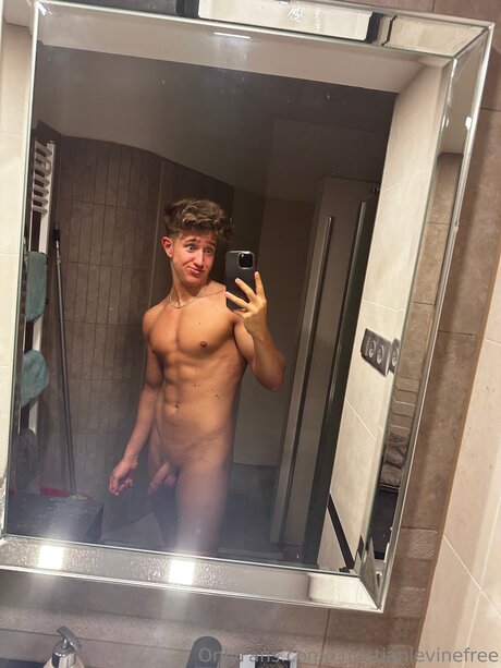 Naakte gelekte OnlyFans-foto van Christianlevine Straight