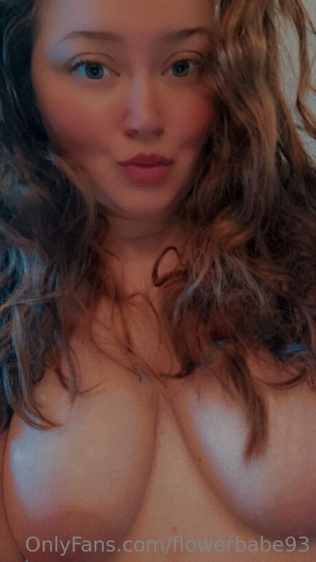 Naakte gelekte OnlyFans-foto van Flowerbabe93