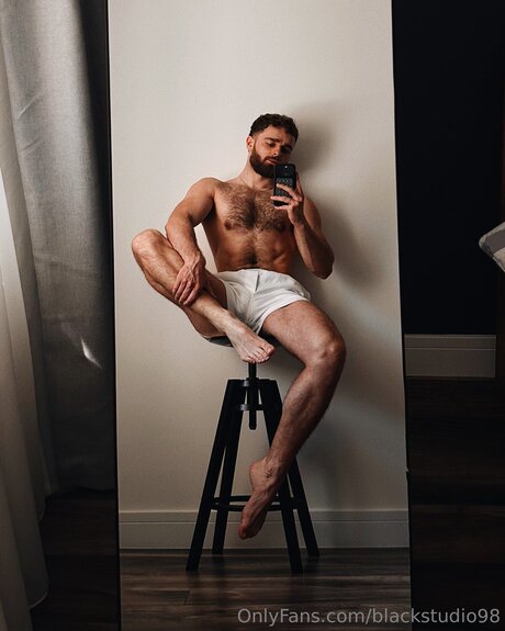 Naakte gelekte OnlyFans-foto van Blackstudio98
