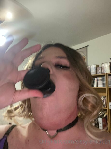 Naakte gelekte OnlyFans-foto van Sissy Erika001