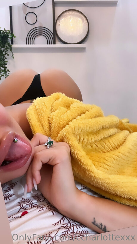Naakte gelekte OnlyFans-foto van Ccharlottexxx