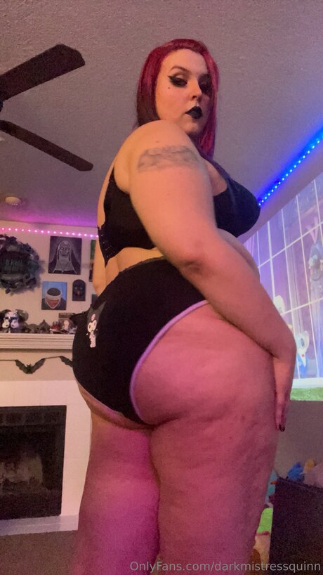 Naakte gelekte OnlyFans-foto van Darkmistressquinn