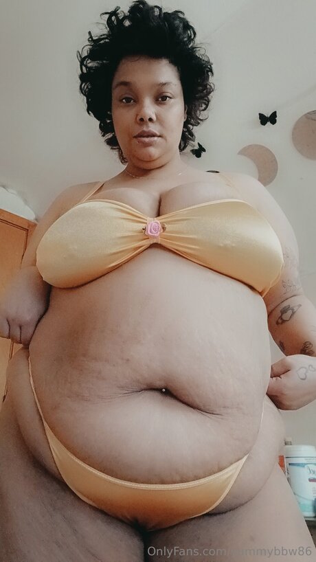 Naakte gelekte OnlyFans-foto van Yummybbw86