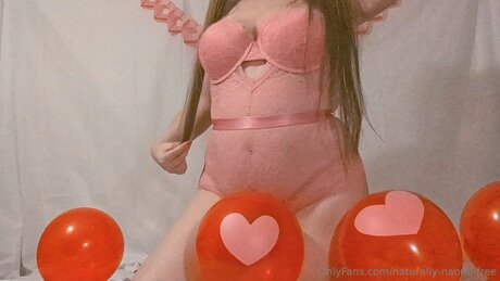 Naakte gelekte OnlyFans-foto van Naturally Naomi Free