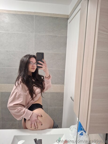 Naakte gelekte OnlyFans-foto van Aura99aura