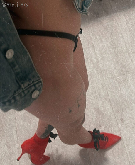 Naakte gelekte OnlyFans-foto van Ary J Ary