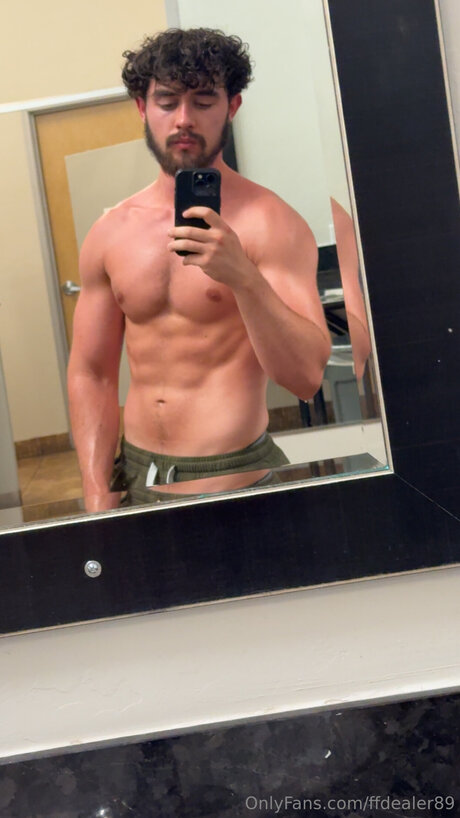 Naakte gelekte OnlyFans-foto van Ffdealer89