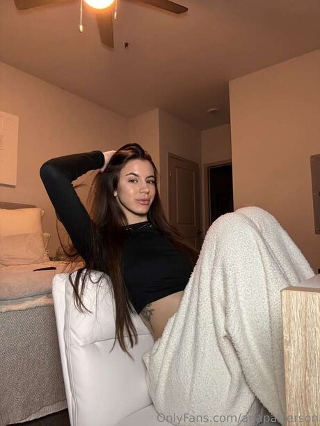 Naakte gelekte OnlyFans-foto van Anapatterson