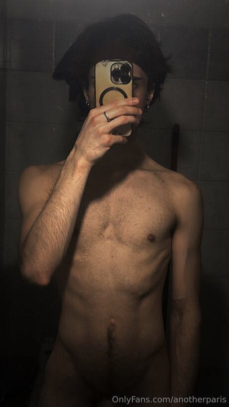 Naakte gelekte OnlyFans-foto van Anotherparis