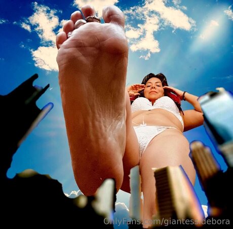 Naakte gelekte OnlyFans-foto van Giantess Debora