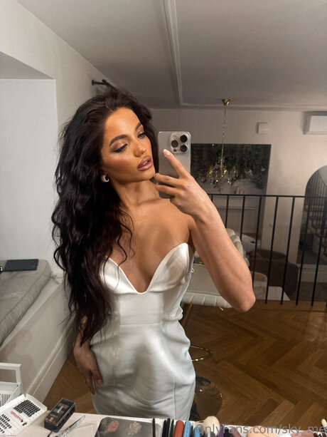 Naakte gelekte OnlyFans-foto van Sky Me