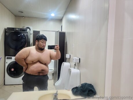 Naakte gelekte OnlyFans-foto van Cjgomtv