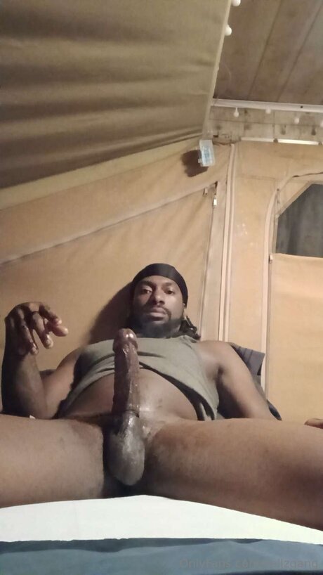 Naakte gelekte OnlyFans-foto van Kellzgang