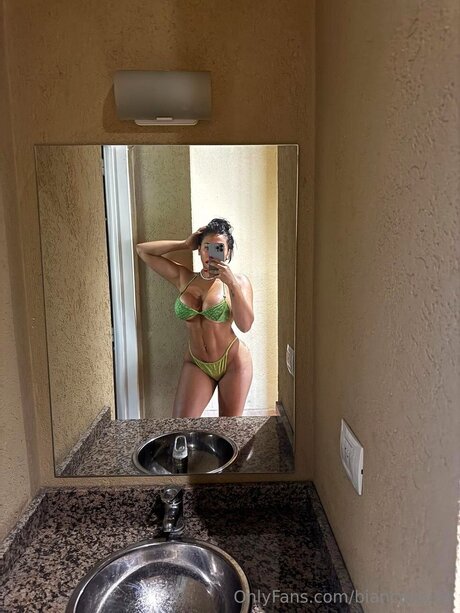 Naakte gelekte OnlyFans-foto van Biancalova9