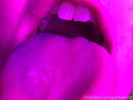 Naakte gelekte OnlyFans-foto van Giantaliengf