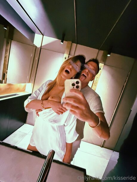Naakte gelekte OnlyFans-foto van Kisseride