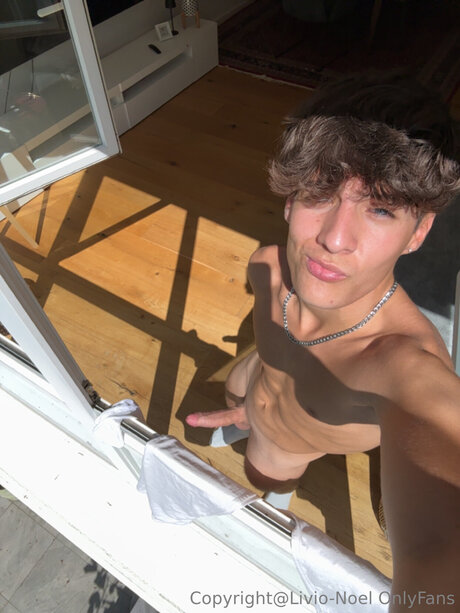 Naakte gelekte OnlyFans-foto van Teen2006
