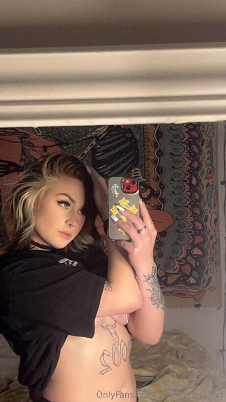 Naakte gelekte OnlyFans-foto van Suicidalmischief