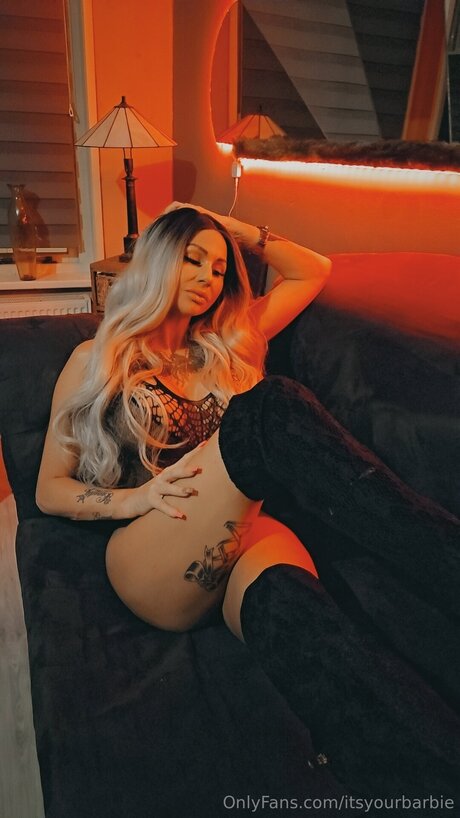 Naakte gelekte OnlyFans-foto van Itsyourbarbie