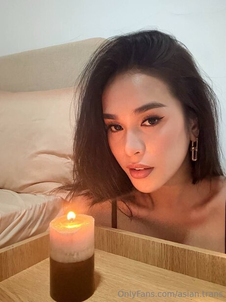 Naakte gelekte OnlyFans-foto van Asian Trans