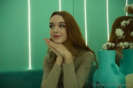 Naakte gelekte OnlyFans-foto van Elly Petite