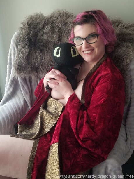 Naakte gelekte OnlyFans-foto van Nerdy Dragon Queen Free