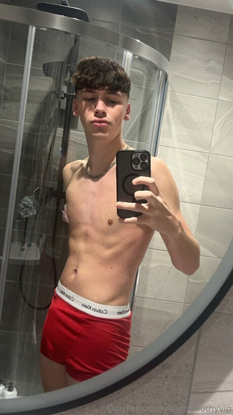 Naakte gelekte OnlyFans-foto van Lewisboothyvip