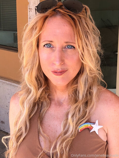 Naakte gelekte OnlyFans-foto van Jenelleaubade