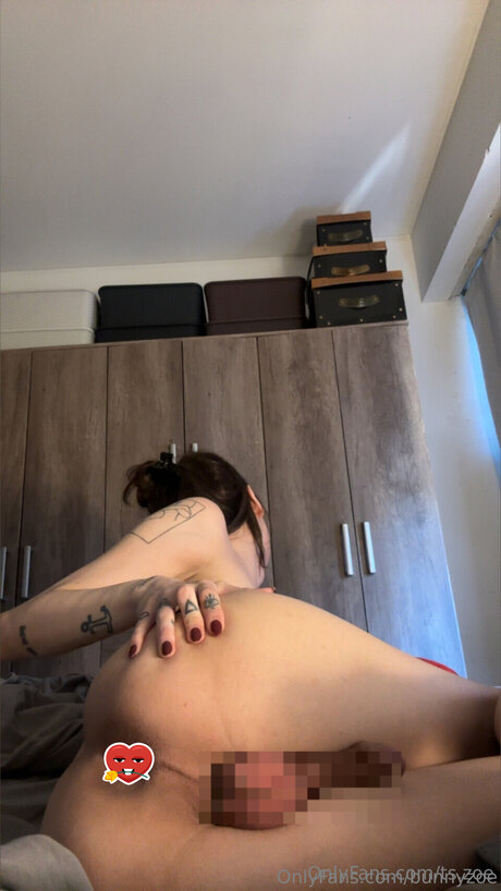 Naakte gelekte OnlyFans-foto van Bunnyzoe