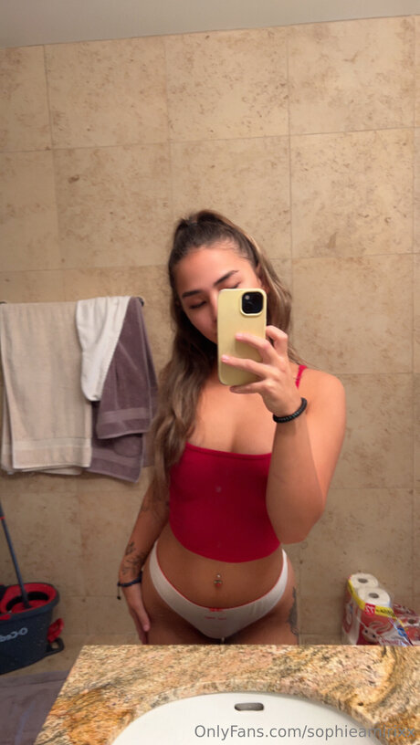 Naakte gelekte OnlyFans-foto van Sophieamirixx