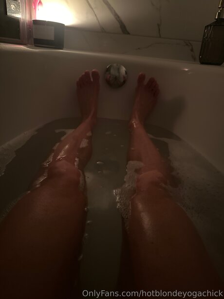 Hotblondeyogachick