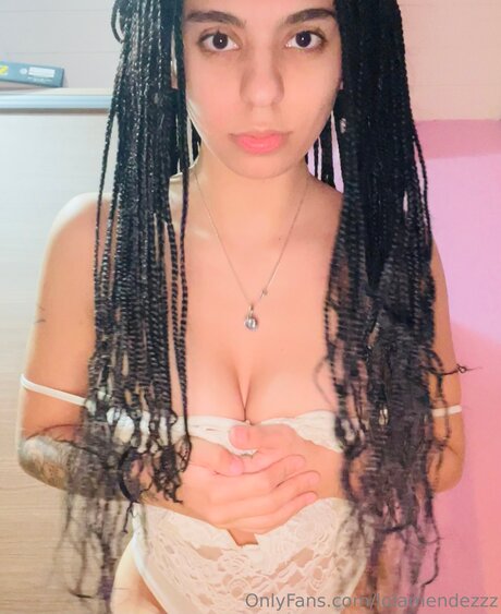 Naakte gelekte OnlyFans-foto van Lolamendezzz