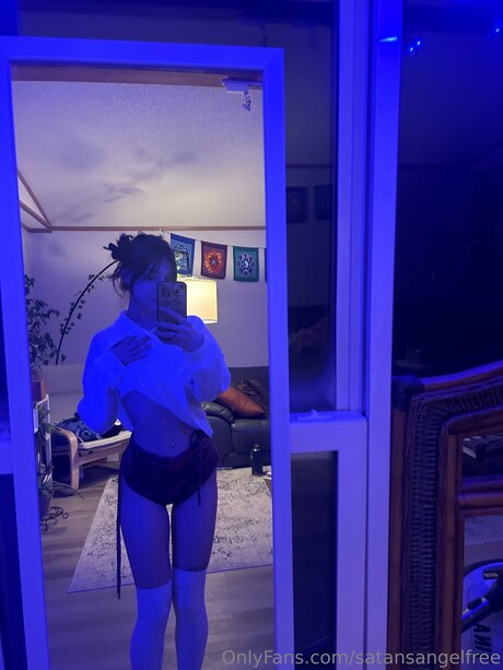 Naakte gelekte OnlyFans-foto van Satansangelfree