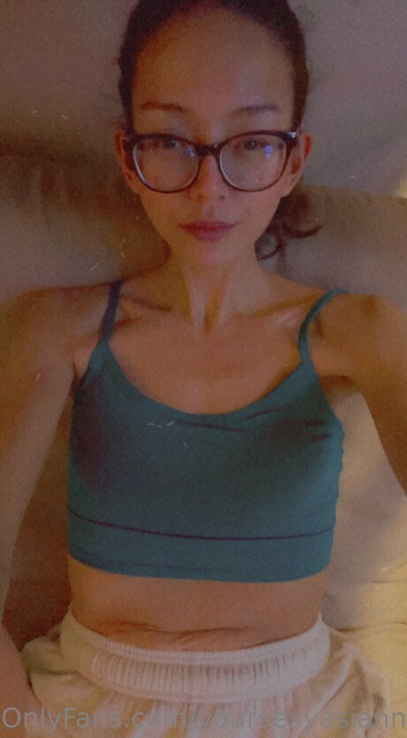 Naakte gelekte OnlyFans-foto van Yoursexyasiannextdoor
