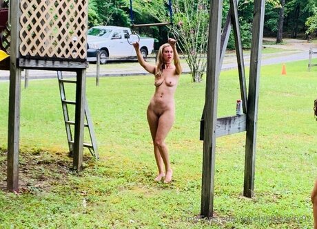 Naakte gelekte OnlyFans-foto van Lovelylittlelady92