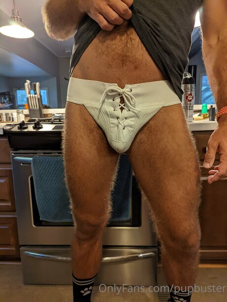 Naakte gelekte OnlyFans-foto van Pupbuster